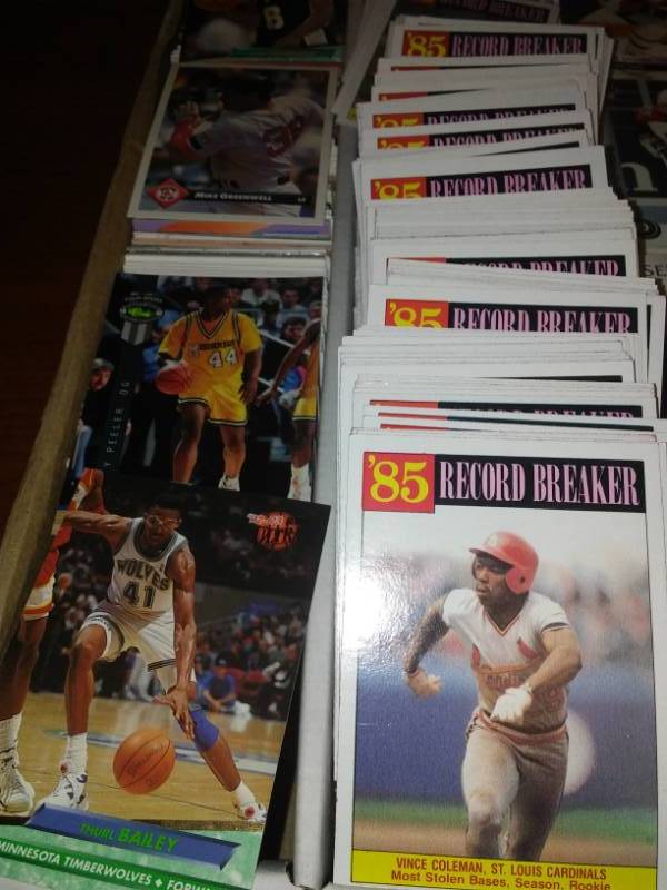 lot 20 image: 3000 trading cards NBA, NFL, MLB, NHL.
