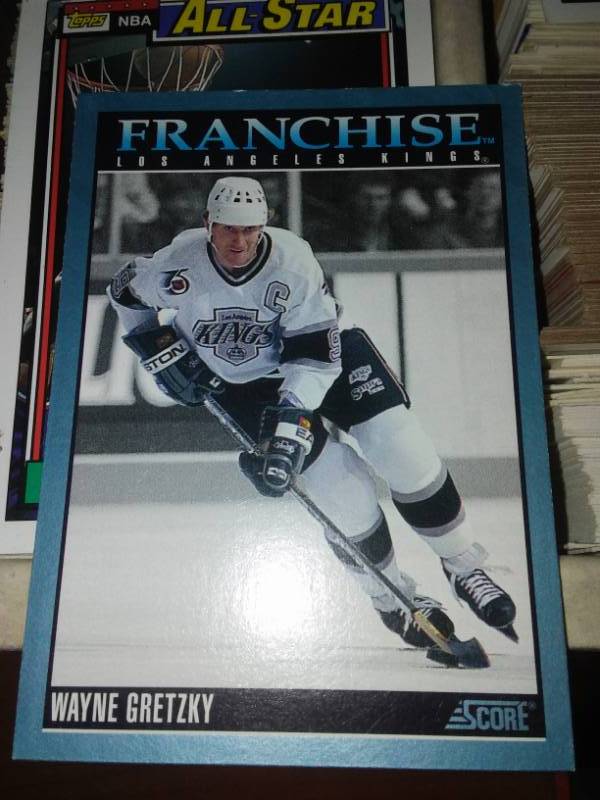 lot 22 image: 3000 trading cards NBA, NFL, NHL, MLB. Gretzky, Magic, Pippin, Atwater