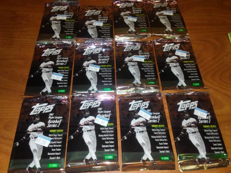 lot 75 image: 12 NEW packs Topps 1997 MLB. 11 cards each wax Pack.