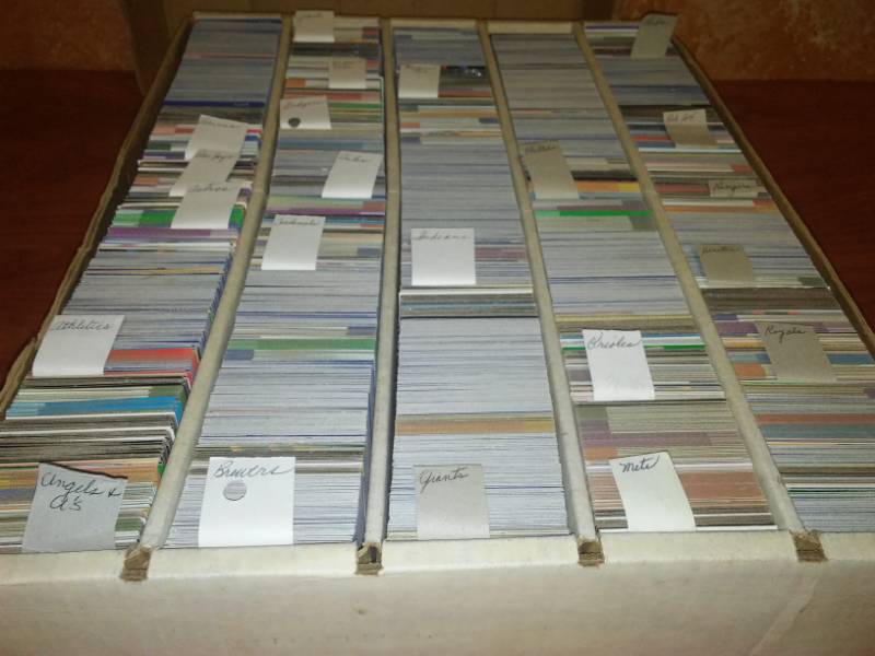 lot 77 image: 5000 MLB baseball cards by teams.