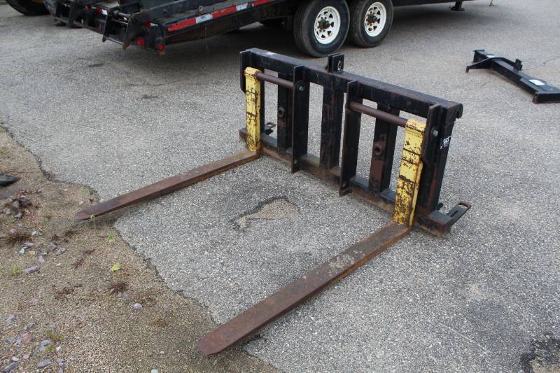 lot 448 image: Versatile 276 Fork Attachment