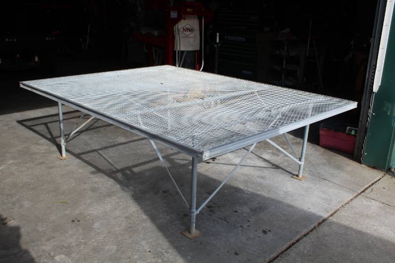 lot 459 image: Metal Table w Grate Top