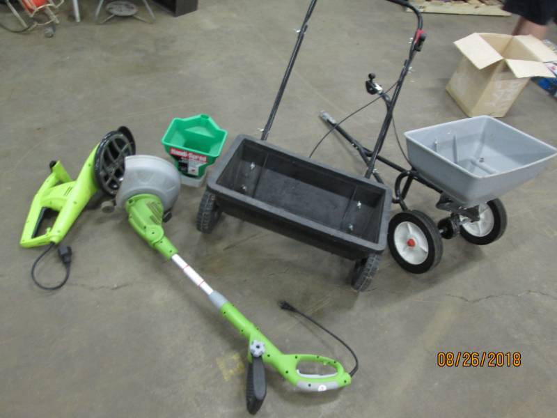 lot 19 image: Garden Equipment, Walk behind sprea...
