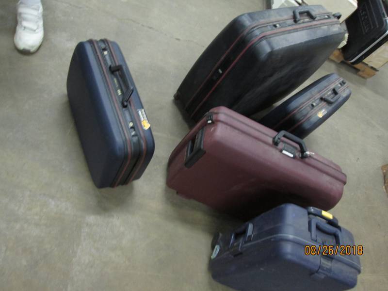 lot 32 image: Luggage.  Hard sided Luggage of dif...