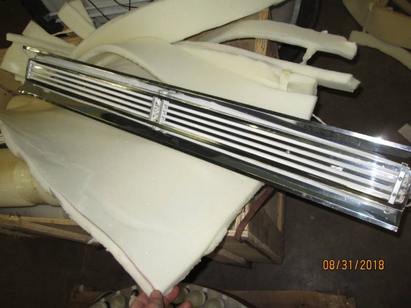 lot 34 image: Lot of super thin T2 Light Arrays, experiential fluorescent light bulbs