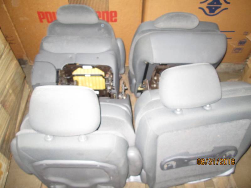 lot 38 image: Set of seats for a 2004 Chrysler Town and Country mini van in good condition