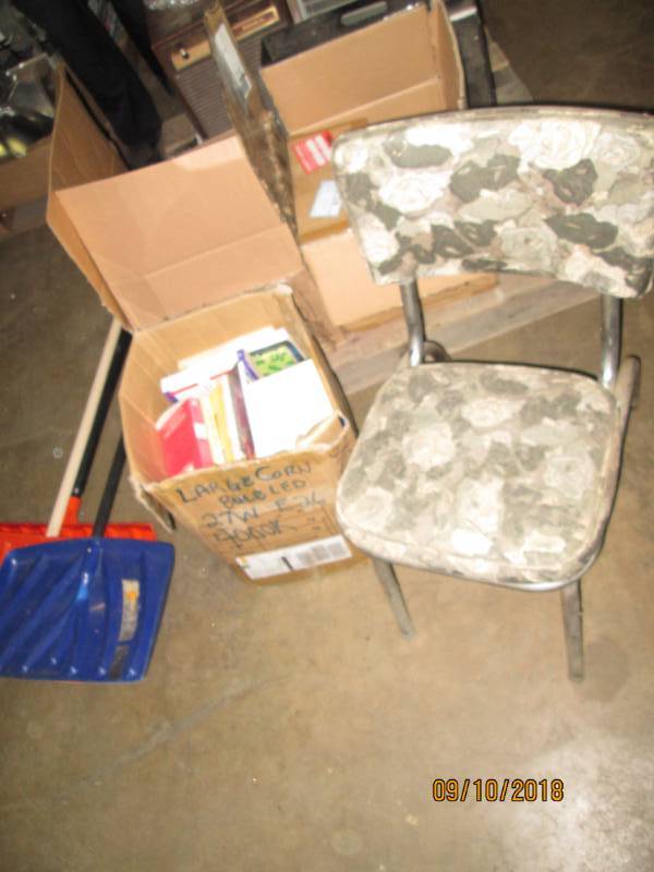 lot 44 image: 3 Boxes of cookbooks, 2 working deh...