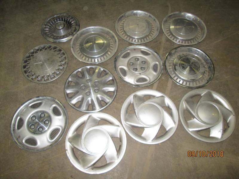 lot 46 image: Lot of hubcaps...