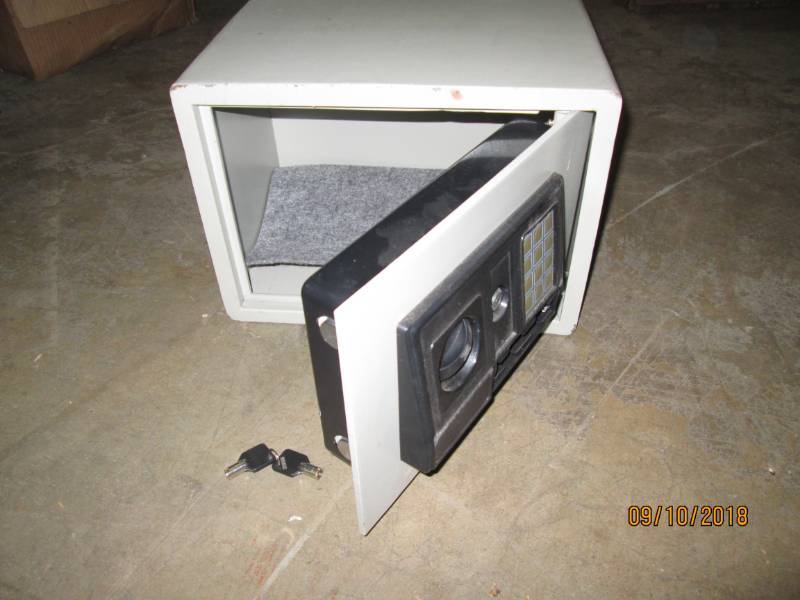 lot 50 image: Safe, unlocked with keys...