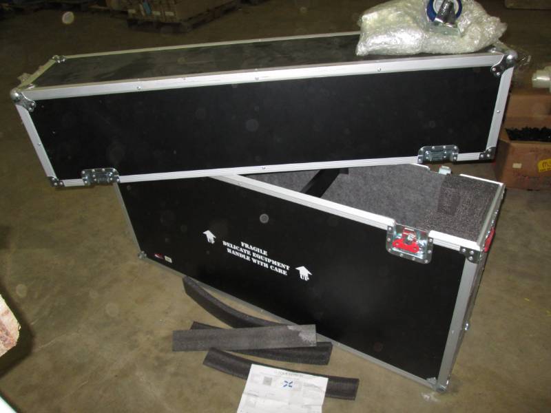 lot 112 image: Large Gator Box latching travel case with wheels, new and unused