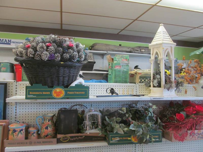 lot 4 image: wall dcor