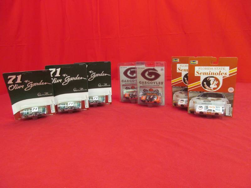 lot 9 image: Collectable racing cars