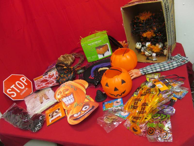 lot 11 image: Halloween decorations, costumes