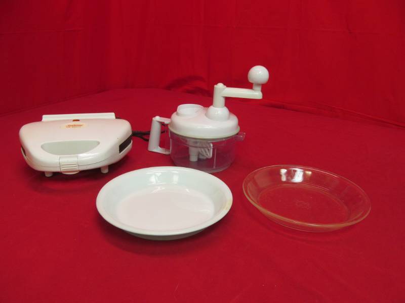 lot 13 image: Sunbeam pie maker, Pyrex pie plates , food chopper