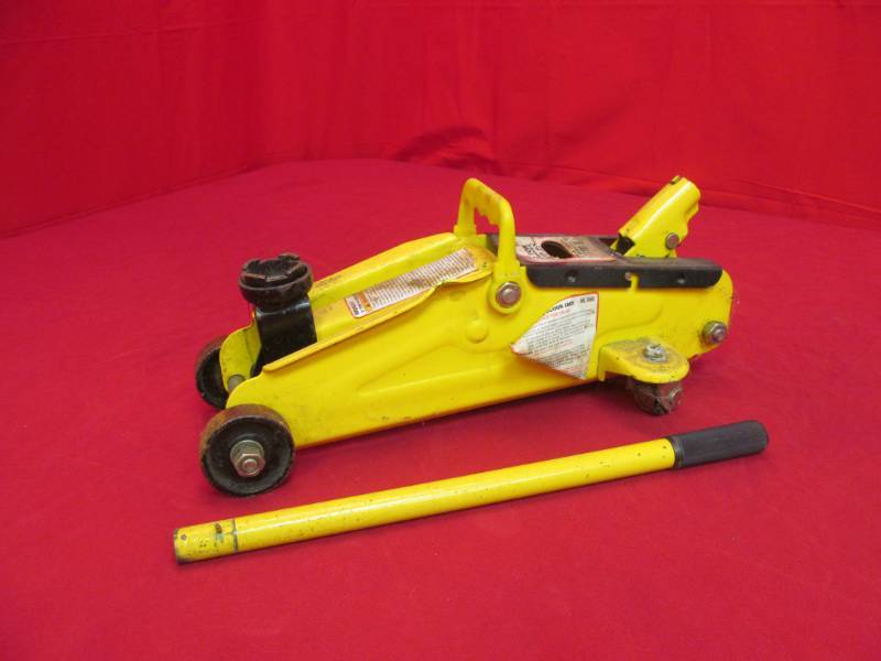lot 16 image: Hydraulic 2 ton floor jack