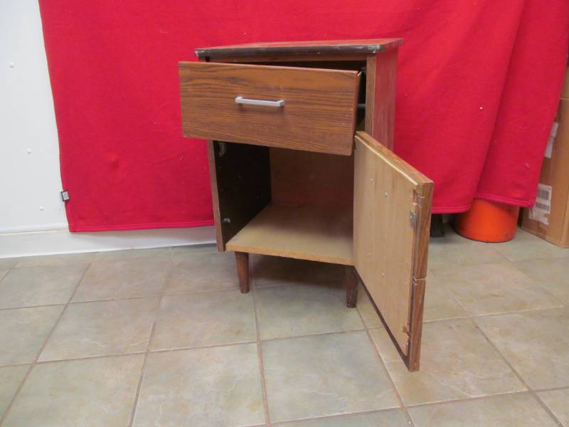 lot 26 image: night stand