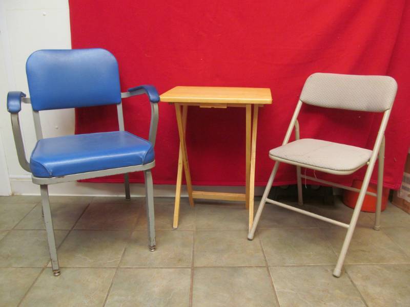 lot 28 image: office chair, TV. tray, folding chair