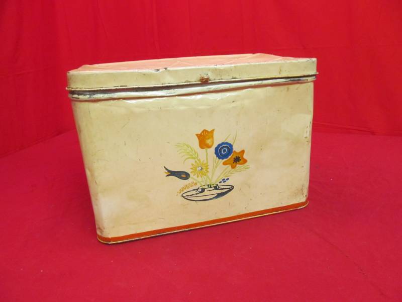lot 31 image: vintage bread box