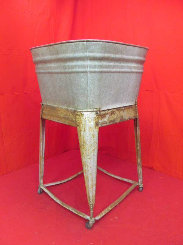 lot 42 image: vintage wash tub