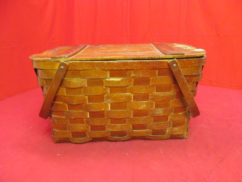lot 44 image: vintage picnic basket