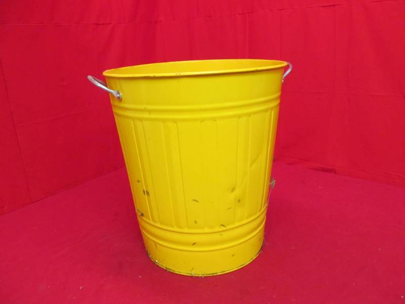 lot 63 image: trash can