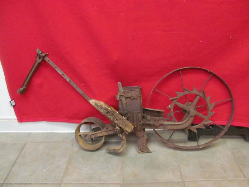 lot 77 image: planter