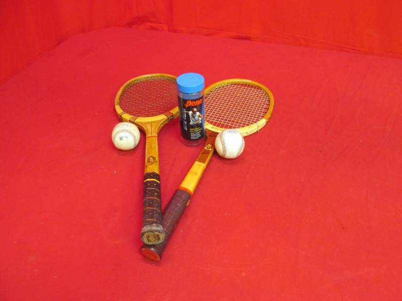 lot 90 image: tennis racket
