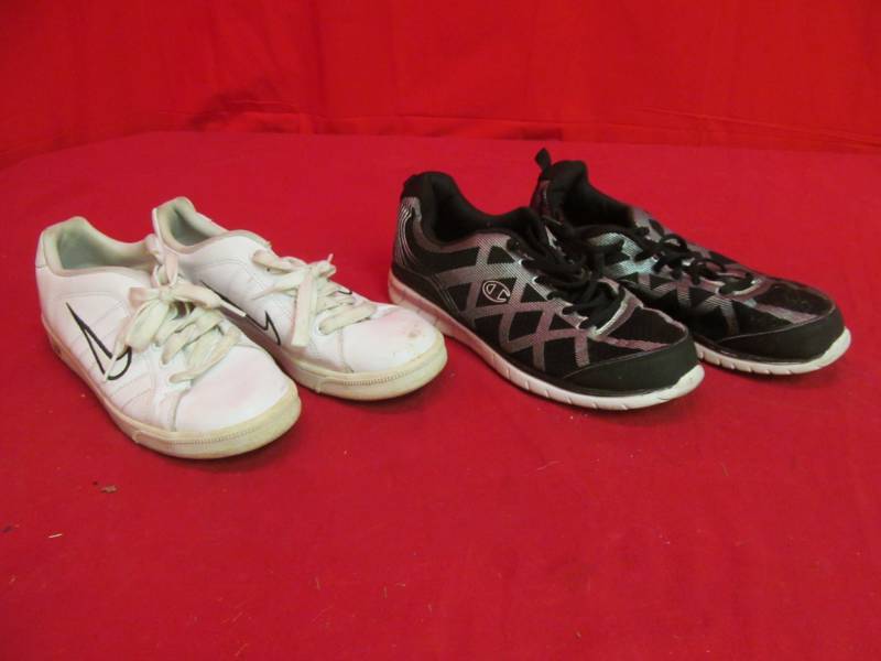 lot 114 image: shoes