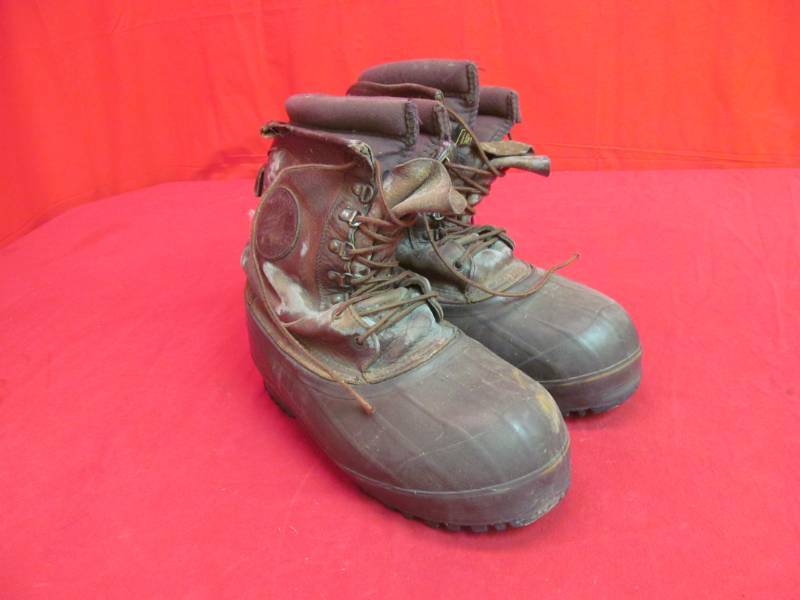 lot 119 image: boots