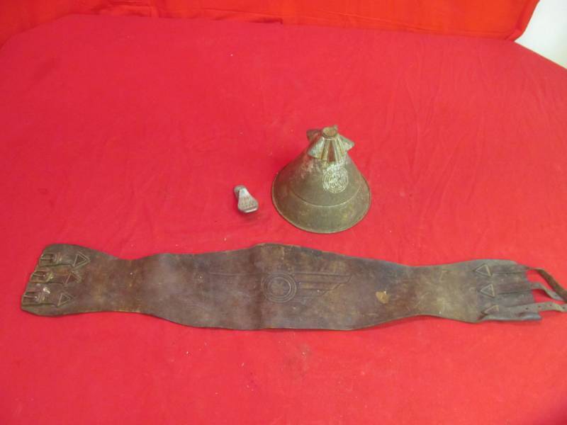 lot 130 image: leather belt