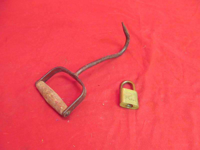 lot 133 image: bale hook