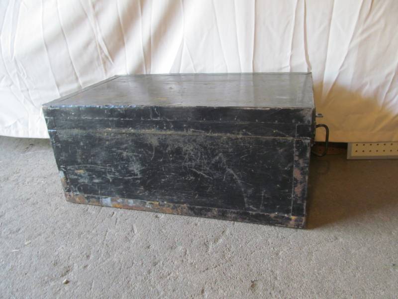 lot 200 image: wood chest