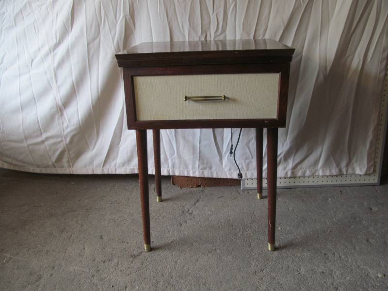 lot 218 image: sewing machine