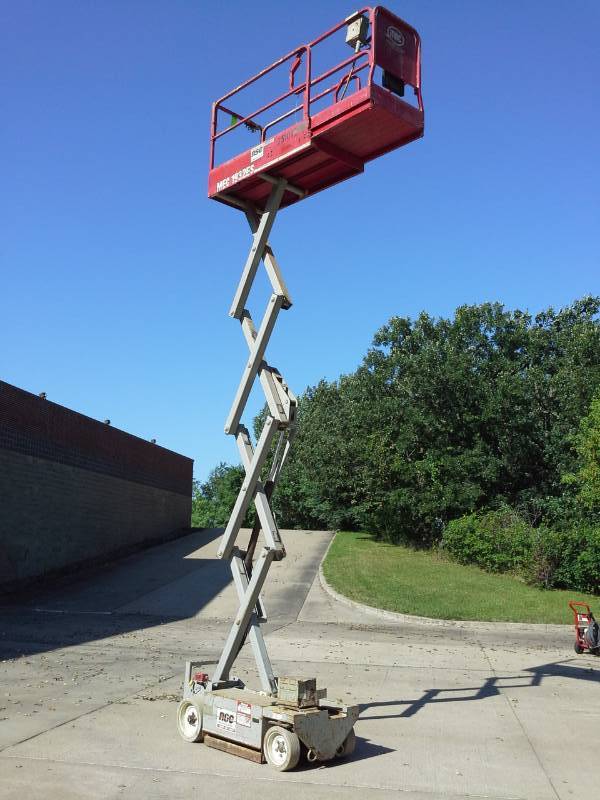 lot 3 image: 1999 MEC 1932ES Scissor Lift