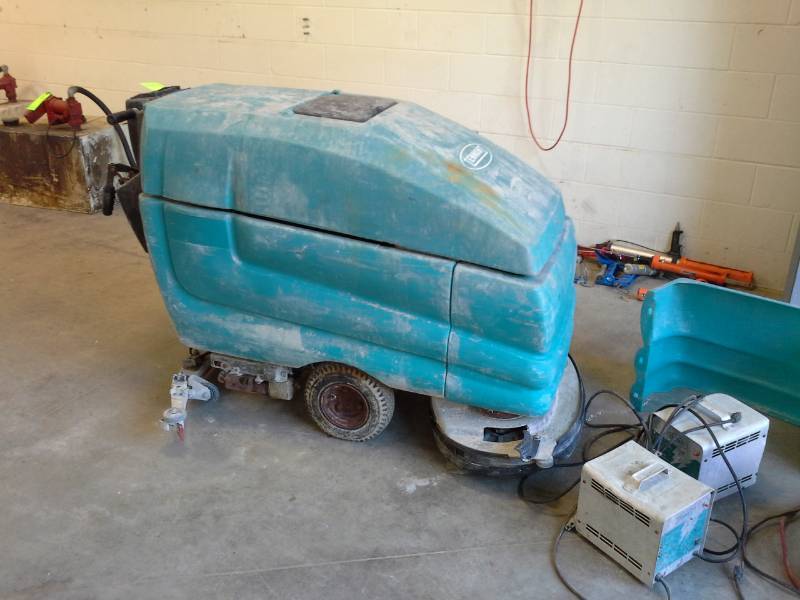 lot 9 image: Tennant 5700 Floor Scrubber