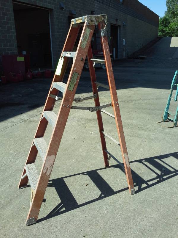 lot 12 image: 6 Fiberglass Step Ladder