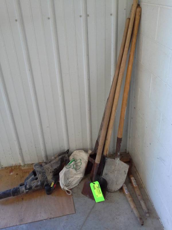 lot 44 image: Garden Tools and Vacuum Lot
