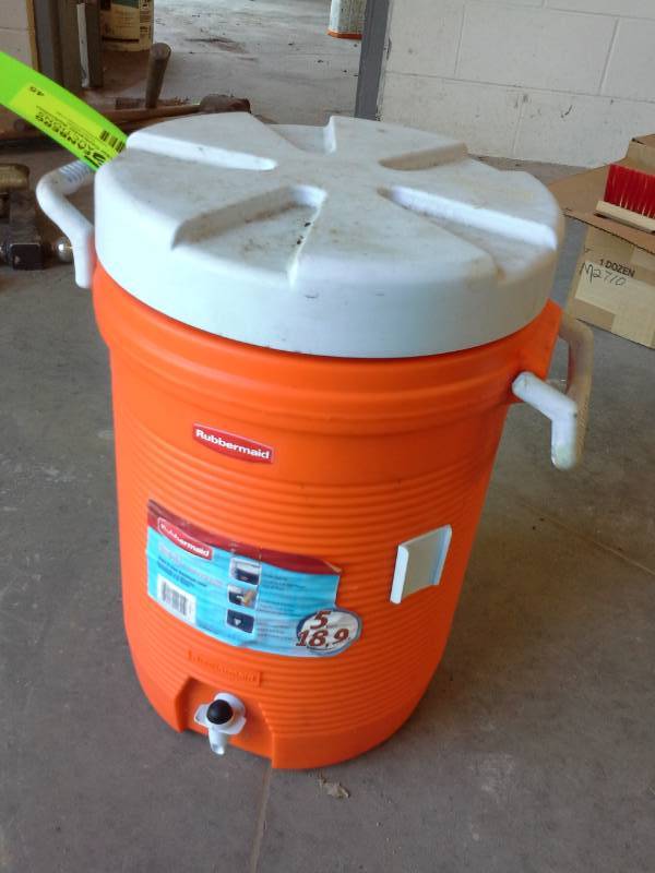 lot 45 image: Rubbermaid 5 Gallon Jug