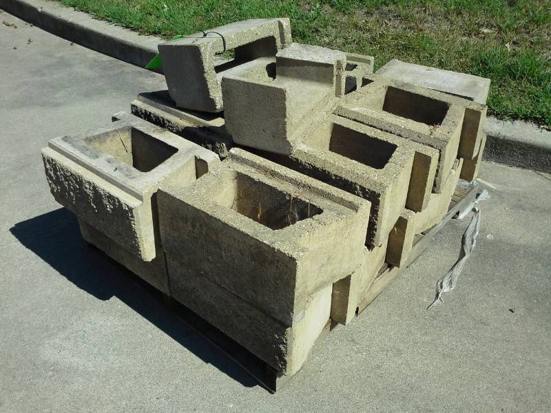 lot 59 image: Pallet of Large Bricks