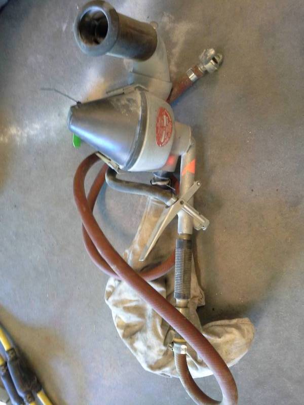 lot 89 image: Clemco Educat-O-Matic Portable Blast Cleaner