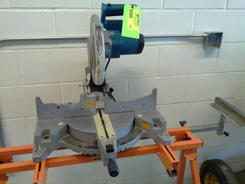 lot 200 image: Makita LS1220 12 Compound Miter Saw