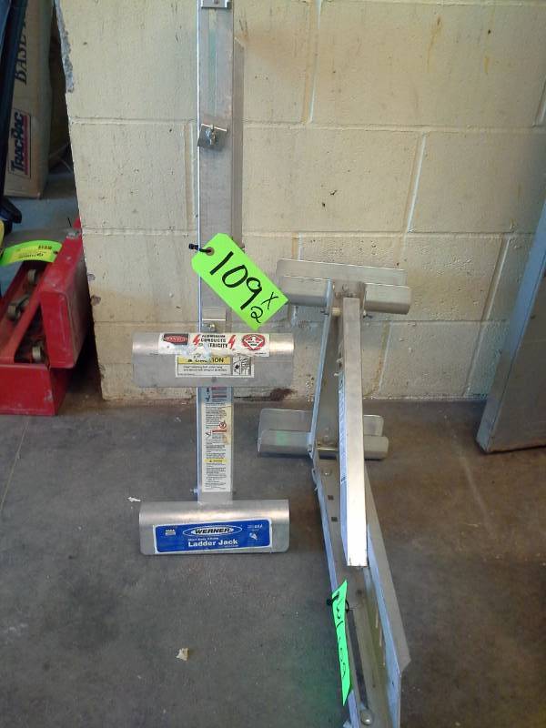lot 109 image: Pair of Werner Short Body 2-Rung Ladder Jacks