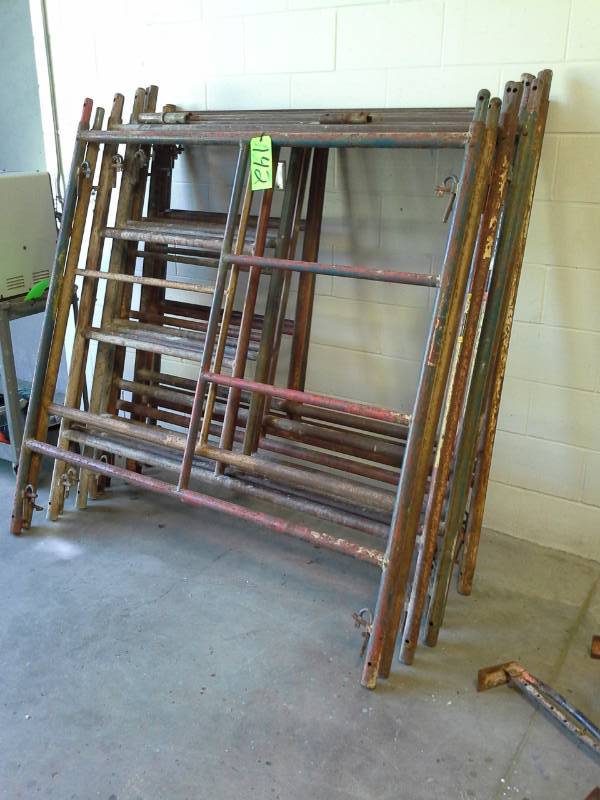 lot 142 image: Scaffolding Set