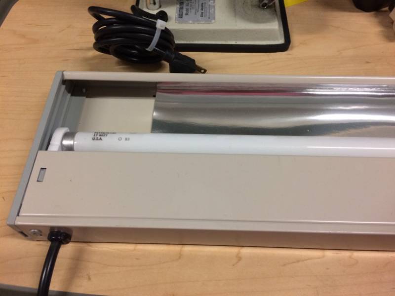 lot 7 image: Wide Under Cupboard Light Fixture - Great Working Condition Other items not included