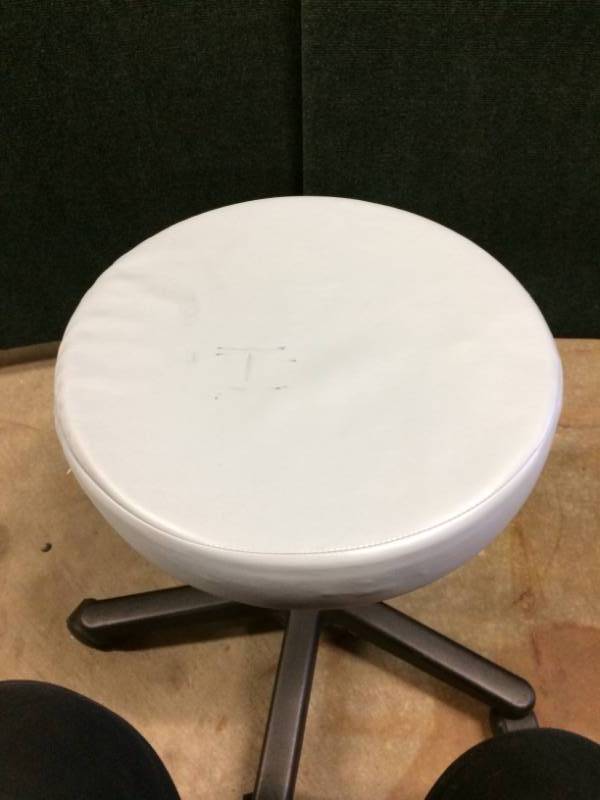 lot 26 image: Midmark Ritter Professional Grad Light Grey Seat - Pneumatic Adjustment Mobile Rolling Adjustable Medical Clinic Dental Tattoo Artist Stool - Great Condition