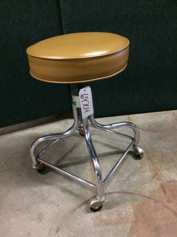 lot 27 image: Professional Grade Tan Seat Mobile Rolling Adjustable Medical Clinic Dental Tattoo Artist Stool - Great Condition