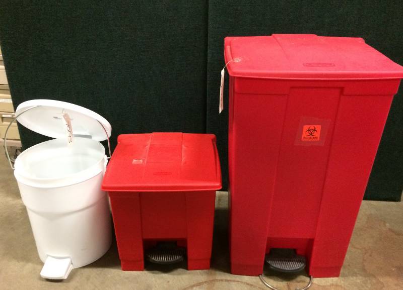lot 28 image: Rubbermaid Red Plastic Waste Bins & White Dual Purpose Waste Bin Bucket - lot of 3