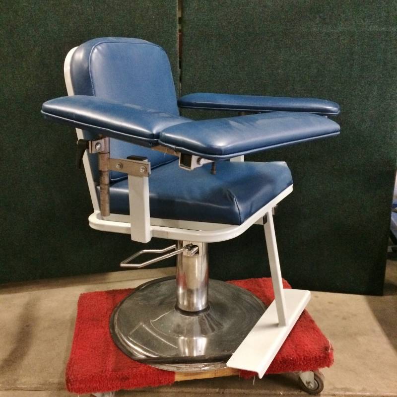 lot 29 image: Retails New $1500 Height Adjustable Arms & Seat Hydraulic Multi-Positional Phlebotomy Chair Padded Blood Drawing Donor Seat - Many Uses Including Manicures Tattoo Ink & Henna Artists Excellent Condition - No Tears