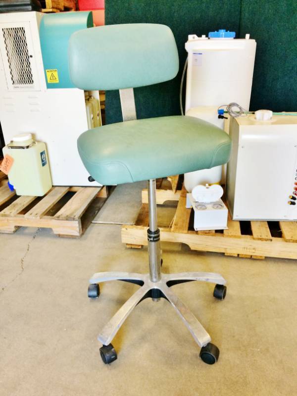 lot 31 image: Royal Industrial Professional Ergonomic Mobile Rolling Height Adjustable (16-21 Inches) Medical Clinic Dental Stool Tattoo Artist Chair Green with backrest