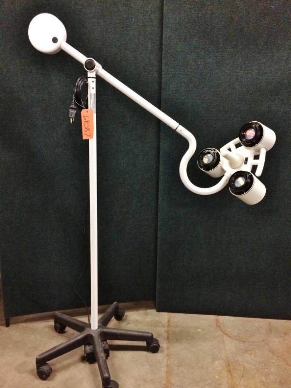 WOW MSRP $2000 Mckesson Minor Surgery&nbspProcedure Light Entrust Performance Mobile Floor Stand Halogen Three-50 Watt Counter Balance Lamp - Excellent Condition